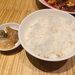 スーツァン・レストラン陳 - ご飯とザーサイ