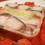 サバとじゃがいもとベーコンのテリーヌ、白ワインと香味野菜のジュレ