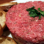 播州佐用牛のタルタルステーキ、トリュフオイル、じゃがいものエクラゼ