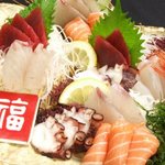 Fukumaru Bekkan - 刺身の盛り合わせ各種　1480円～その日、その季節の新鮮な魚を豪華に刺し盛りで。人数に合わせて盛り合わせてくれます。