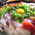 Fukumaru Bekkan - 海鮮石焼ビビンバ　1200円。鮮魚の刺身がたっぷりのったボリューム満点の一品！熱々のまま召し上がれ♪