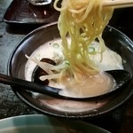 天風堂 - 麺持ち上げ
