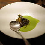 わさ - 鮑、青梗菜のソースと鮑の肝のソース（砂糖、胡椒、すましバター、オイスターソース、甘酒）を添えて...