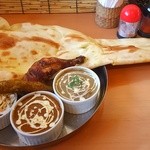 カレー堂 - 追加料金なしでビッグナンにしてもらうと４５センチくらいのが来ます。