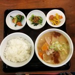 吉田とん汁店 - 税込680円のこの定食しかない。豚肉に、水に、米に、葱にこだわってると書いてあるが、多分こだわってない。何故ならとん汁は料理下手な私でも美味しく作れるから。