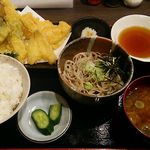 どんぷく - どんぷく定食1,350円（税込）　天ぷらの海老・あなご・キス・なす・かぼちゃ、赤だし、冷そば、キュウリのぬか漬け付き