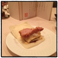 崎陽軒本店 嘉宮 - 鶏と揚げ湯葉を挟んだやつ。
                    パリパリ。
                    美味いけど、コストパフォーマンスはどうかなぁ。