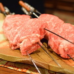 炭火焼ステーキ 岡田 - 焼く前のお肉の姿!!