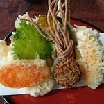 そば処幸山 - 天ぷらはこんな感じ、奥にエビ