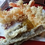 そば処幸山 - エビは奥に2本、手前は昆布の天ぷら