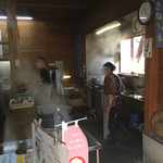 谷川米穀店 - 店内は狭いです。食べ終わったら直ぐに出ましょう。