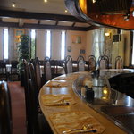 ステーキレストラン 勝 - カウンター、奧テーブル席