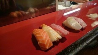 Sushi Tomi - 矢継ぎ早にカウンターへ
