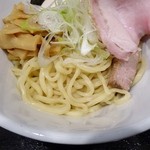 香味亭 - 角がしっかりした麺です