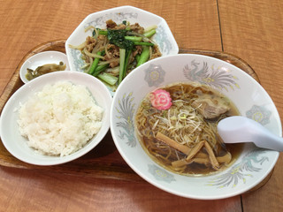 chuukaryouritoukyougojuuban - 牛肉と小松菜の唐辛子炒め、半ラーメン（週替わりセット）８２４円