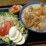 おばちゃん八百屋 - 親子丼330円+サラダ200円