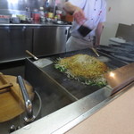 想夫恋 - 大量のもやし、麺に特製のソースをかけて混ぜていきます。