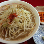 千里眼 - ラーメン麺半分 ヤサイ少な目 ニンニクとカラアゲ別皿で 730円 