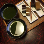 柏屋旅館 - 部屋に入ると和菓子と抹茶のサービスがありました。　2015.12