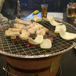 塩焼きホルモン 剛 - 2016年1月中旬  塩ホルモンと玉葱を七輪で焼きます。