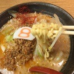 ８番らーめん - この太いちぢれ麺がいいんです