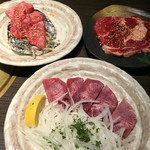 焼肉白李 - 左上から、カルビ、ロース、牛タン厚切り