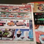 テーブルには、種々のメニュー表が点在。
