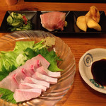 姫だるま - 付き出し『蛸の胡瓜揉み』＋『アボカドの生ハム添え』＋『ポテトフライ』
      それと『カンパチの刺身』