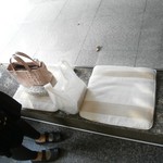 うさぎや - お店にベンチがあります