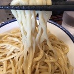 つけめん 玉 - 冷水でキッチリ締められてた、加水率やや高めの極太麺。