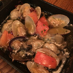 No.9 byセコンダ バンビーナ - アサリと牡蠣のアヒージョ
