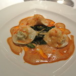 ラ・トルテュ - 赤座海老とホタテのラビオリ
      海老風味のクリームソース(