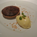 ラ・トルテュ - 温かいチョコレートタルト
      バニラアイス添え
