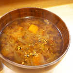 鈴文 - 生姜の風味を強く効かせた豚汁は、この店ならではの味