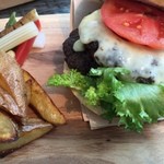 The 33 Tea＆Bar Terrace - 友人のハンバーガーも撮影。黒毛和牛プレミアムバーガー、2500円。