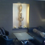 ザ リビング - ソファー席 仏像が飾ってある