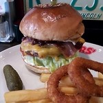 ブラザーズ - ロットバーガー　チェダーチーズのシズル感が凄いっす。