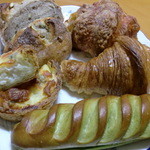 ル・シュクレクール - 奥から時計回りにクロワッサンジャンボン、クロワッサン、抹茶パン、キッシュ、和栗パン♪