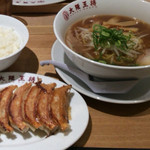 Oosaka Oushou - 餃子&麺セット 950円