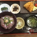 内浦漁協直営 いけすや - 活あじ丼880円
            アジフライ280円
            わさび葉寿司1貫160円
            丼の最後はまご茶で❤︎