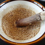 手打ちうどん さわいち - 2010年8月　ゴマをスリスリします