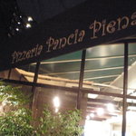 Pizzeria Pancia Piena - お店の外観。シンプルで可愛い感じ♪