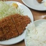 とんかつ山家 上野店 - 山盛りライス、しじみ味噌汁、山盛りキャベツ、分厚いとんかつ