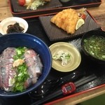 内浦漁協直営 いけすや - 二食感活あじ丼980円昨日しめた鯵と、さっきしめた鯵の食べ比べが出来る丼！楽しい♪アジフライ280円