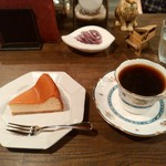 Hommachinichoumetamagawakohiten - 食後にはチーズケーキ480円（ドリンクセットで100円引きの380円）とブレンドコーヒー480円。