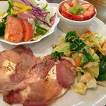 セント シュバイン - 朝御飯　ハムエッグ、炒め物、サラダ、イチゴヨーグルト
