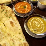 インド料理 サフラン - セットの［上］バターチキンカレーとプレーンナン［下］マトンコルマカレーとガーリックナン(別オーダー)