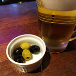 Fine's bar - 生ビール\500　　　　　お通しはオリーブ　\300