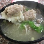 金温州餛飩大王 - 牛肉餛飩麺のワンタン。3個入っていて、レンゲよりはるかに大きく、俵みたいな形をしてます