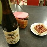 阿福 - 瓶ビールに付いてきたピーナッツ(量が多い)と無料のキムチ
